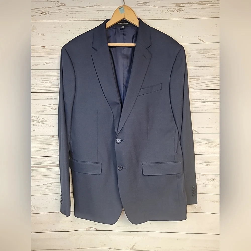Banana Republic Men's blue slim fit blazer 44R 2 button polyester blend‎